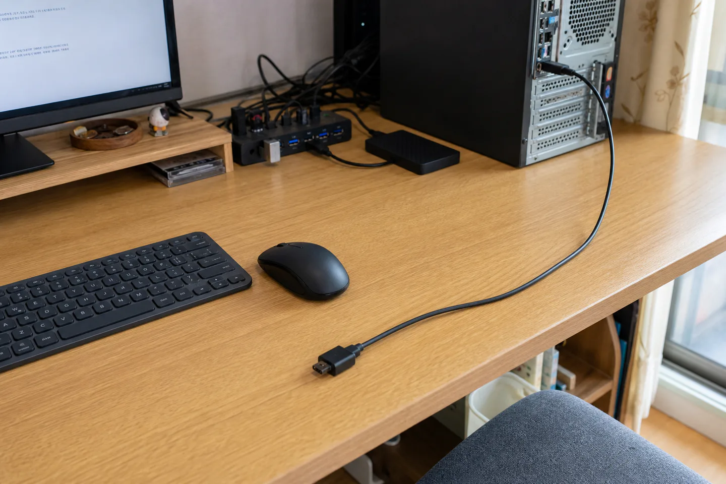 無線鍵盤滑鼠接收器透過短延長線放到桌面前緣，與 USB Hub、外接 SSD 和金屬機殼保持距離的配置示意